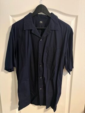 Uniqlo Navy Short-Sleeve Casual Button-Down Shirt